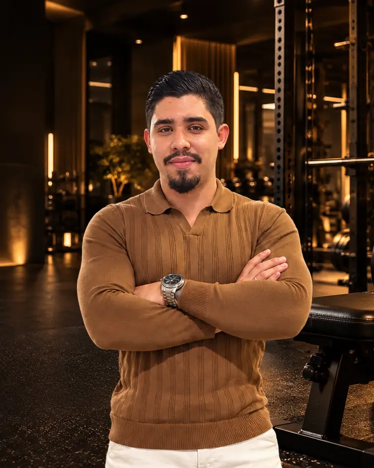 Sérgio Teixeira, criador do Reset 30D, de braços cruzados em uma academia
